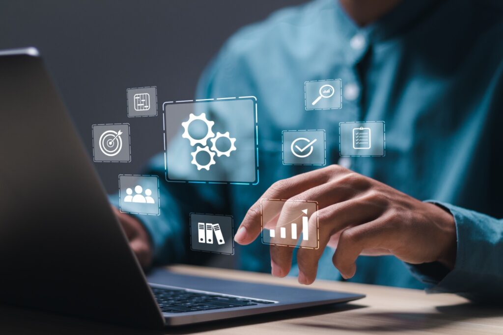 Person steuert automatisierte Controlling-Workflows mit digitaler Benutzeroberfläche am Laptop.