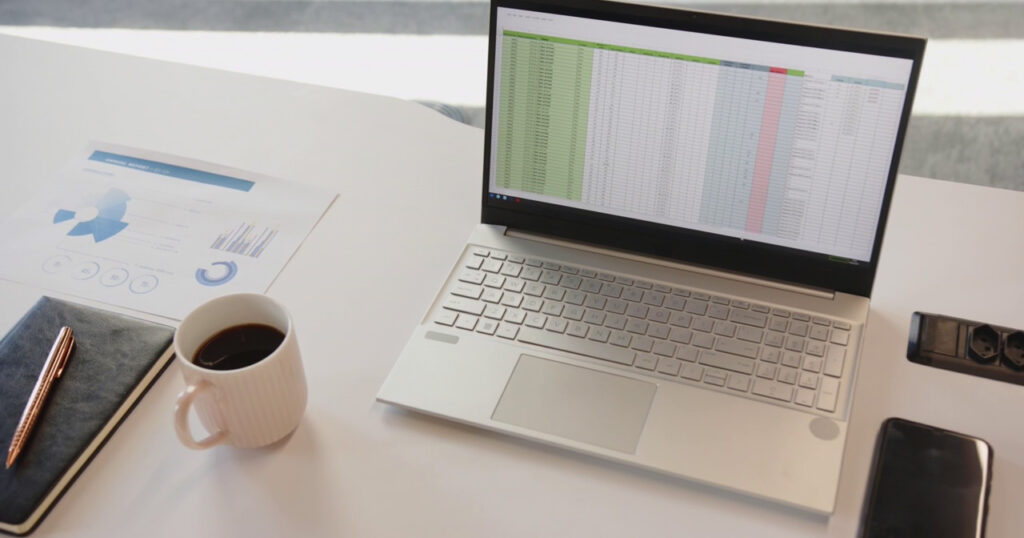 Manuelle Budgetsteuerung mit Excel: Laptop mit Tabelle und Finanzreport als Sinnbild für analoge Controlling-Prozesse vor der digitalen Transformation.