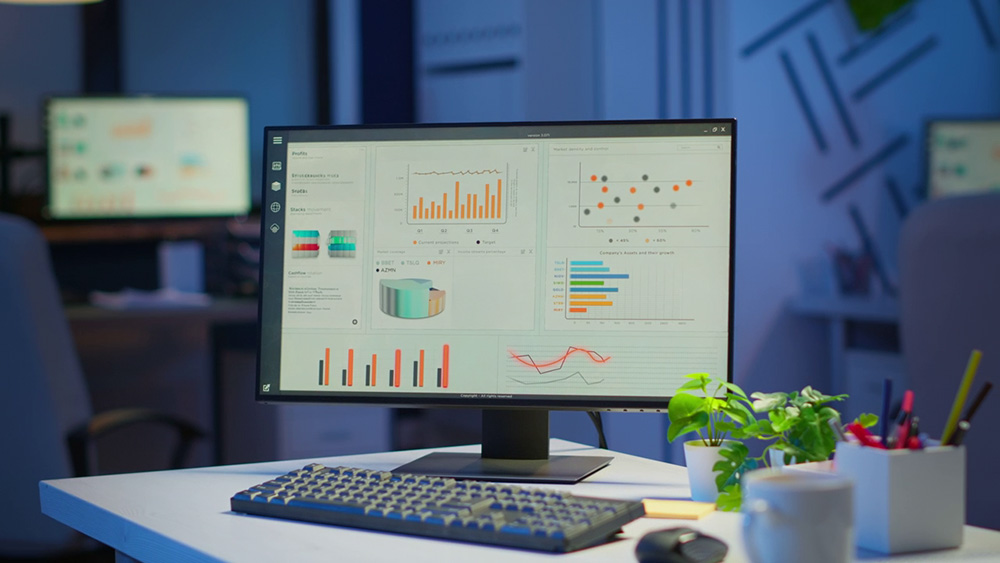 Desktop-Ansicht mit Controlling-Dashboard, das Budget- und Finanzkennzahlen in Echtzeit visualisiert.