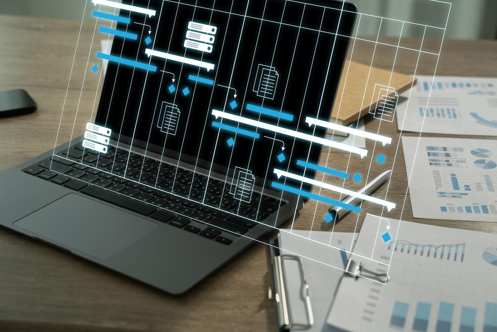 Laptop mit eingeblendetem Gantt-Diagramm und Projekticons als Symbol für strukturierte Planung ohne Datenchaos.